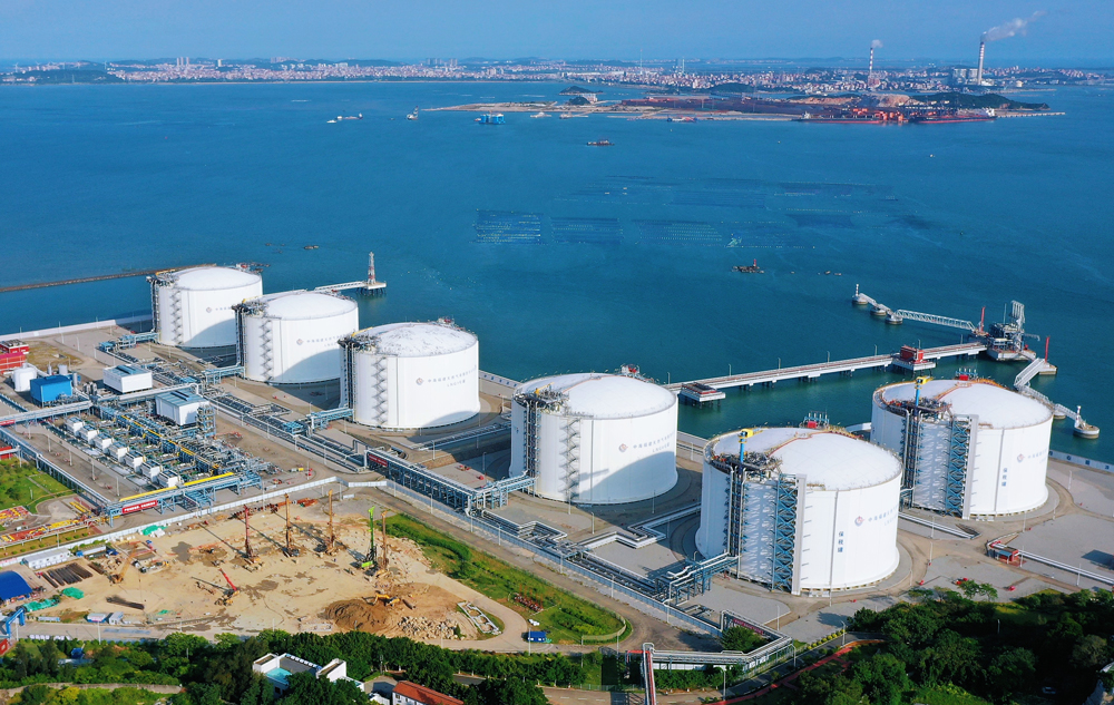 近日，湄洲灣“綠能港”儲罐樁基施工作業現場。