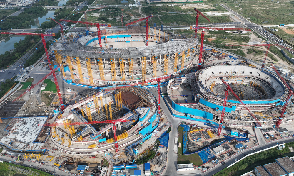 近日，由中國建筑旗下中建三局承建的余杭國際體育中心項目正穩步推進。余杭國際體育中心項目總建筑面積約52萬平方米，是浙江省“千項萬億”重大項目之一。該項目規劃建設體育館、游泳跳水館和足球場，其中足球場為浙江省首個超6萬座專業足球場，建成后可承辦國際足球頂級賽事。