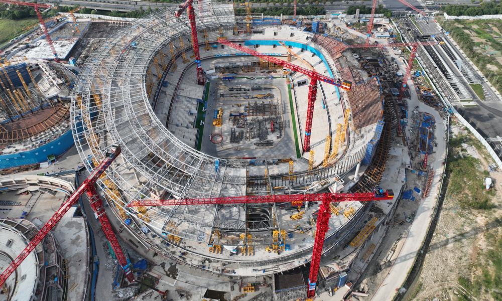 項目團隊在結構施工中采用跳倉遞推法工藝，通過分倉間隔施工，利用混凝土早期應力釋放特性，再以“抗放結合”的方式減少溫度收縮裂縫，提升結構耐久性?，有效提升施工品質。