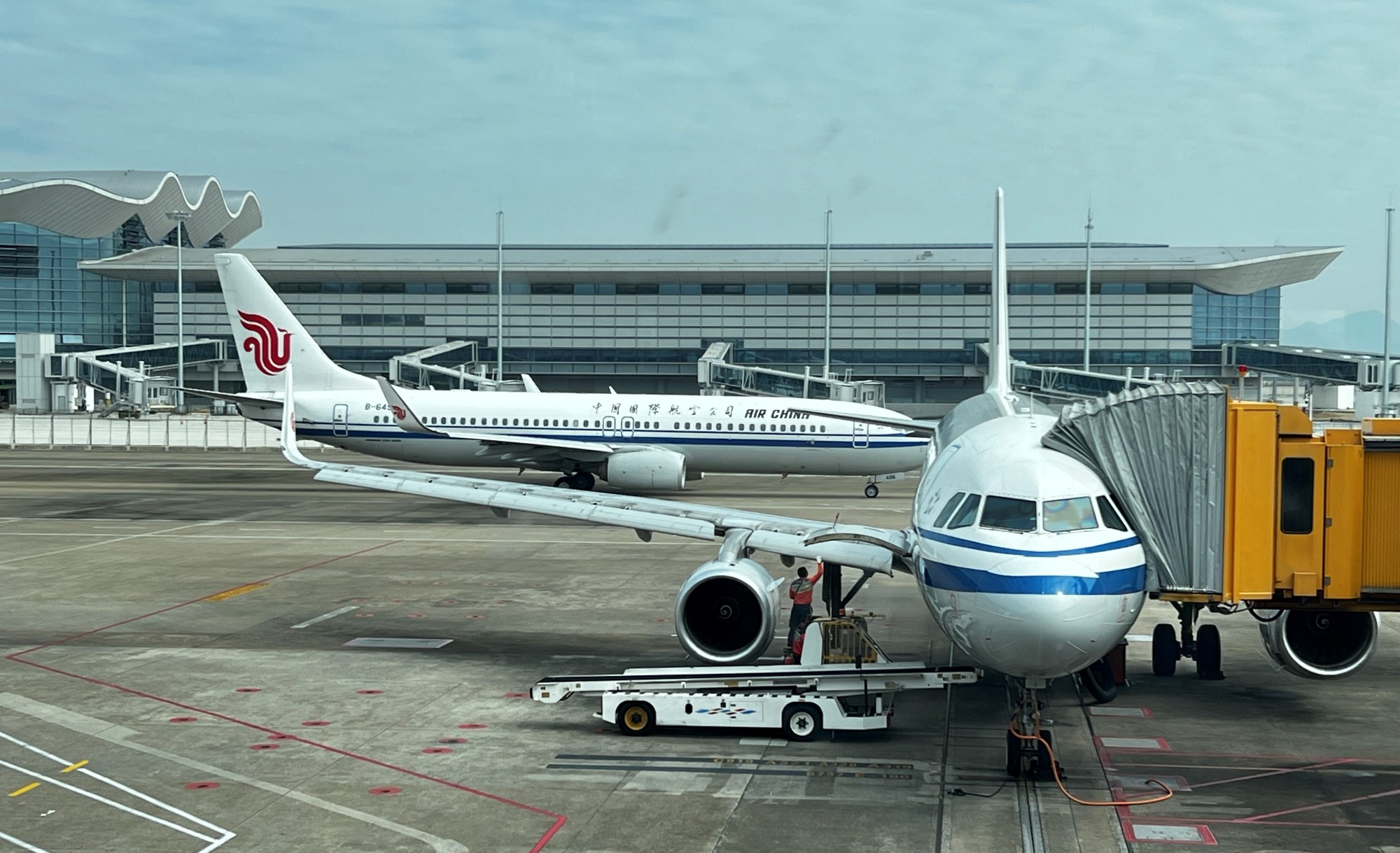 國內(nèi)航線方面，中航集團(tuán)計劃新開北京—攀枝花、北京—西雙版納、杭州—珠海、烏魯木齊—喀什4條航線，方便旅客出行。圖為杭州—珠海首飛航班即將出港。