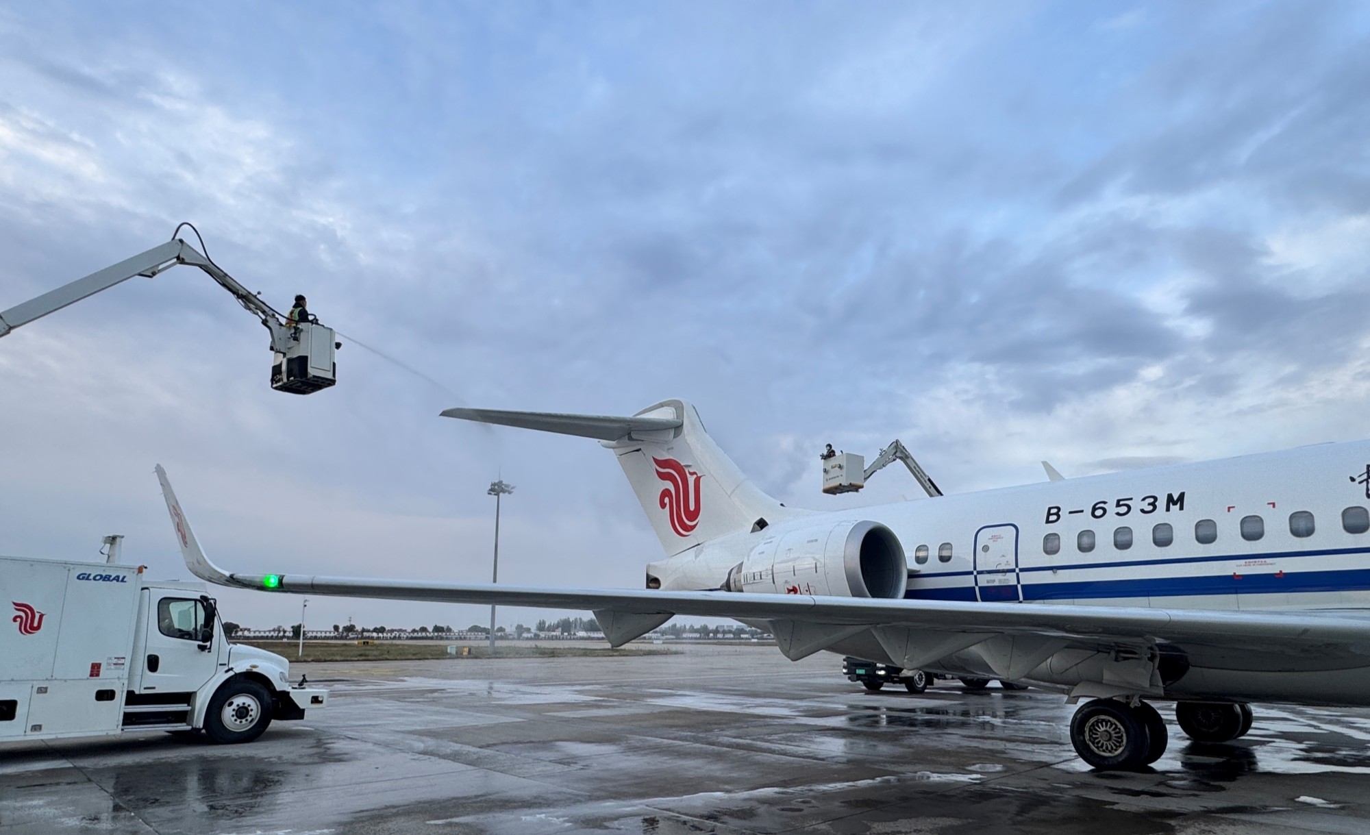國際及地區(qū)航線方面，中航集團(tuán)計劃新開杭州—河內(nèi)航線，加密北京—首爾等17條航線，班次量同比增幅約17%。圖為在呼和浩特白塔國際機(jī)場，機(jī)務(wù)人員對飛機(jī)開展除冰作業(yè)。