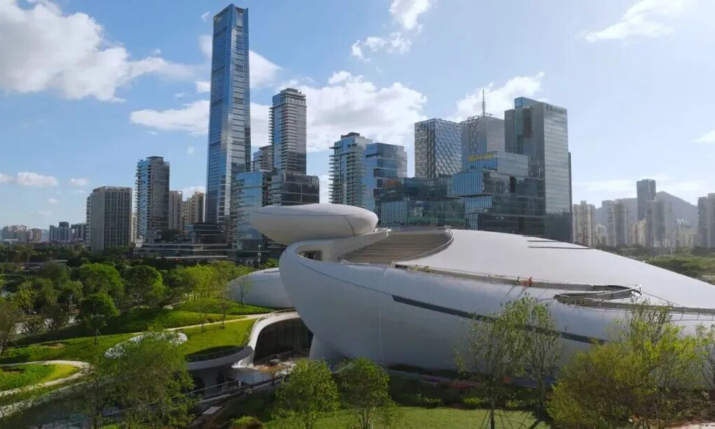 深圳灣文化廣場的“原石”建筑群，暗藏諸多國內罕見的建造難題。自由曲面混凝土結構面積近4萬平方米，規模為國內之最；27米超高展廳采用異形曲面結構，連續無縫剪力墻最長達156米，如此大體量的異形曲面建筑，在國內尚屬首例。