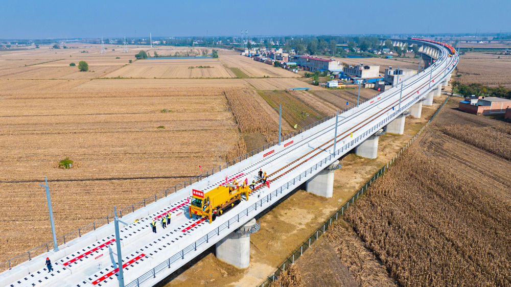 近日，伴隨著一對500米長鋼軌平穩鋪設在無砟軌道上，阜淮鐵路全線鋪軌正式啟動。項目建設進入全新階段，為后續如期驗收開通奠定基礎。