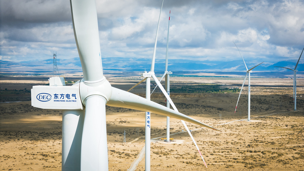 該項目總裝機容量達100萬千瓦，共安裝85臺10兆瓦和18臺8.35兆瓦風電機組，構建了“風-儲-輸”一體化清潔能源系統。項目創新應用160米桁架塔，為低風速、高風切變區域的風能開發儲備關鍵技術。