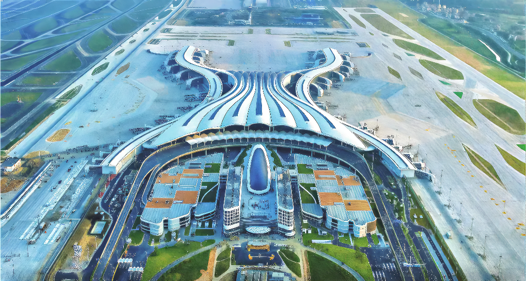 近日，廣州白云國際機場新建T3航站樓正式投運，白云機場第五跑道也同日運行。這標志著歷時五年多建設的粵港澳大灣區重大工程、國家重點交通樞紐工程——白云機場三期擴建工程正式投運。廣州白云國際機場進入“五條跑道+兩塔臺+三座航站樓”的超大規模運行新時代。