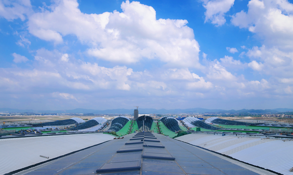 白云機場三期擴建工程多項工藝技術為國內首創。在推進全國最大體量不銹鋼連續著色焊接屋面時，項目團隊開發焊縫管理程序，對35萬道焊縫實行“基層處理100%停檢、成品100%舉牌驗收、數據100%建檔”精準管控，并引入連續自動焊機，完成31.19萬平方米屋面的無縫焊接。