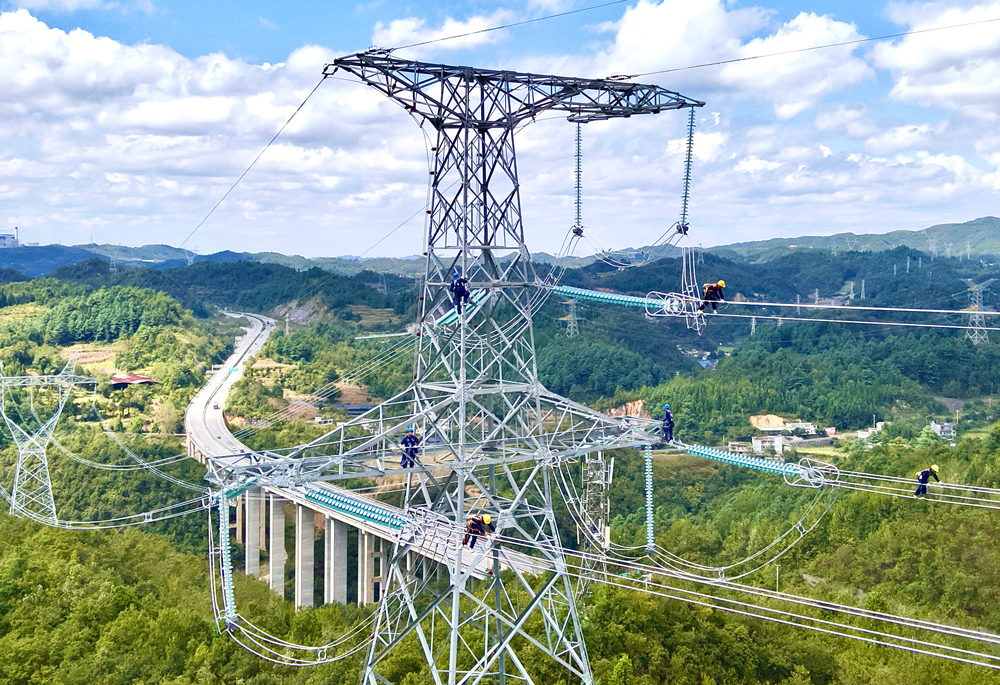 貴州500千伏金海湖輸變電工程投運(yùn)后，將進(jìn)一步優(yōu)化貴州電網(wǎng)主干網(wǎng)架結(jié)構(gòu)，滿足畢節(jié)區(qū)域新能源富余電力送出需要，為“黔電送粵”、地方經(jīng)濟(jì)社會高質(zhì)量發(fā)展提供強(qiáng)力支撐。