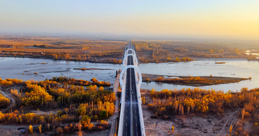 近日，中國中鐵旗下中鐵工業(yè)參建的國內(nèi)首座三塔四跨“O”形矮塔斜拉橋——伊犁河三橋正式通車。作為連接新疆伊寧市與察布查爾錫伯自治縣的重要過河通道，大橋通車使兩地車程縮短了近1小時(shí)。