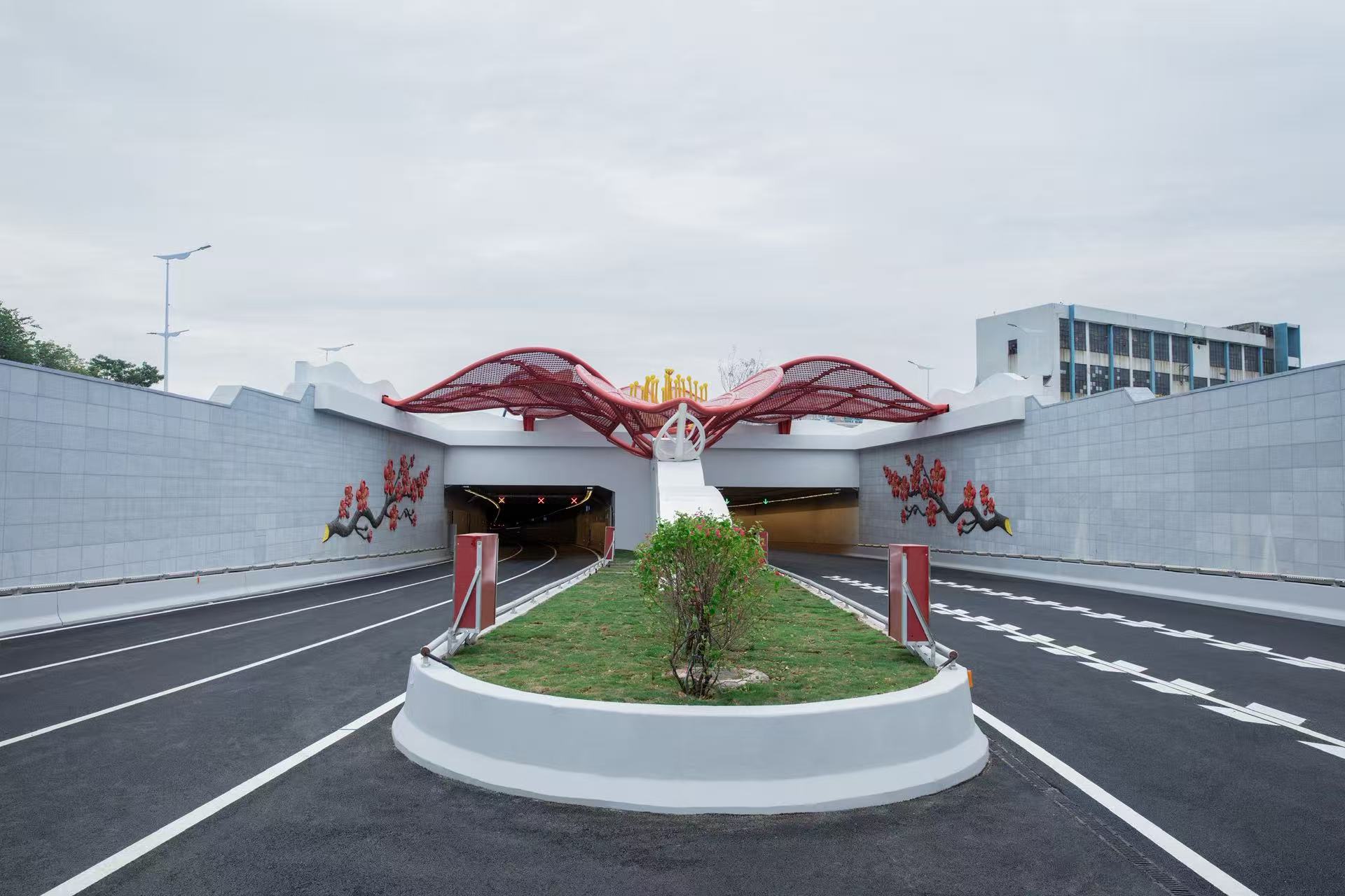 海珠灣隧道是廣南快速路的關鍵控制性工程，全長4.35公里，雙向6車道，設計時速60公里。其中盾構段長2102米，最大開挖直徑達15.07米，以雙管盾構隧道形式下穿三枝香水道、洛溪島、珠江瀝滘水道。圖為海珠灣隧道入口。