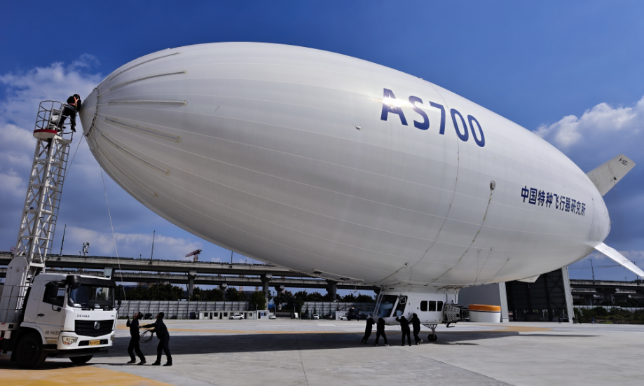 AS700載人飛艇由航空工業特飛所自主研制，是我國首個按適航規范研制、擁有完全自主知識產權的載人飛艇。它總長50米，最大航程700千米，可搭載10人。該飛艇憑借“低空慢飛、安全可靠”的特點，可在100～300米的最佳觀景高度，讓游客俯瞰江南水鄉的風光。