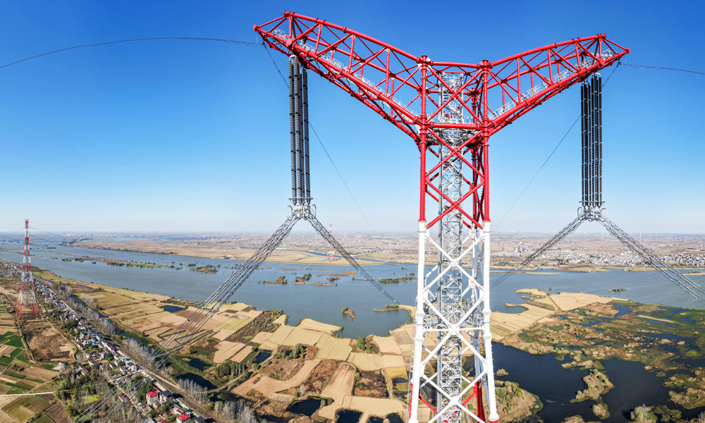 近日，陜北—安徽±800千伏特高壓直流輸電工程（簡稱“陜電入皖”工程）安徽段全線貫通。安徽是“陜電入皖”工程途經(jīng)的3個省份中第一個實現(xiàn)貫通的省份，比原計劃提前3個月。