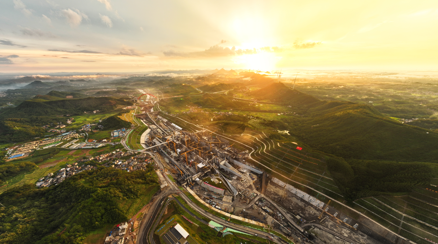 云遮霧繞，塔吊如林。經過3年多的建設，目前廣西平陸運河主體工程建設已進入沖刺階段，部分航道已經成型。中交二航局承建的平陸運河馬道樞紐上、下閘首混凝土結構已全部封頂，較原施工計劃提前18天實現節點突破，建設者正全力沖刺樞紐大橋主橋合龍等關鍵任務。