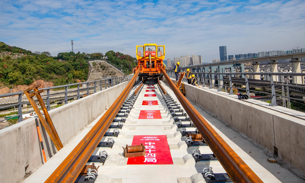 作為杭臺(tái)高鐵的延伸工程，溫嶺至玉環(huán)段新建正線約37公里，設(shè)溫嶺、溫嶺西、玉環(huán)3個(gè)車站，設(shè)計(jì)時(shí)速350公里。圖為鋪軌牽引車正在推送長軌。圖為鋪軌機(jī)推送長軌。