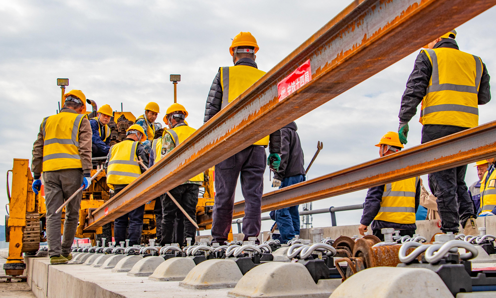 杭臺(tái)高鐵溫玉段是一條集路網(wǎng)、城際、旅游及經(jīng)濟(jì)開發(fā)功能于一體的客運(yùn)專線，主要承擔(dān)城際客流。項(xiàng)目建成運(yùn)營后將填補(bǔ)玉環(huán)市鐵路空白，形成臺(tái)州“縣縣通鐵路、鐵路網(wǎng)全覆蓋”的交通新格局，對(duì)于加快打造浙江省1小時(shí)高鐵交通圈、完善區(qū)域路網(wǎng)結(jié)構(gòu)布局、促進(jìn)沿線文旅產(chǎn)業(yè)融合發(fā)展等具有重要意義。圖為施工人員在鋪設(shè)長軌。