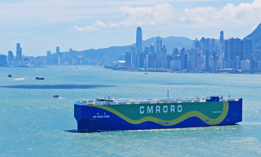 圖為全球首艘甲醇雙燃料動力滾裝船“港榮”輪。該輪是招商局集團旗下招商輪船汽車運輸板塊加快綠色轉型的成果，在綠色甲醇模式下，碳排放減少超70%，且單船運力同比翻一番。