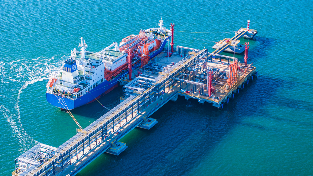 近日，中遠海運能源所屬大連海能“興盛源”輪在大連長興島（西中島）石化產業基地完成首船乙烯貨品下海作業，并實現全國首次綠色液化天然氣（LNG）燃料加注。