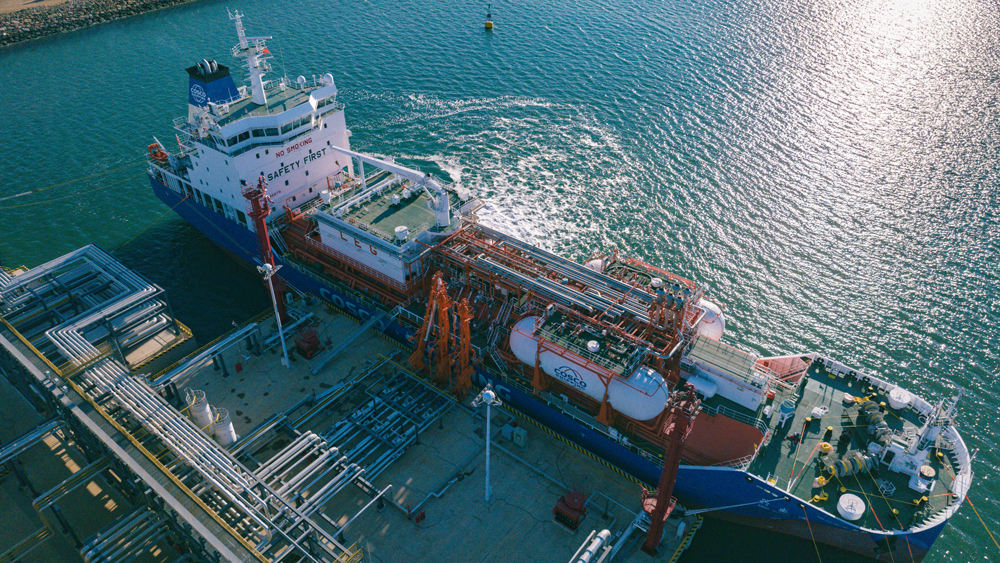 “興盛源”輪為一艘2G型半冷半壓式LNG雙燃料氣體船，可適配多種清潔燃料。該綠色LNG船用燃料以有機廢棄物發酵產生的生物甲烷液化制成，全生命周期溫室氣體減排量可達80%以上，兼具“變廢為寶”與低碳減排的雙重價值，精準契合國際航運脫碳趨勢與環保法規要求。