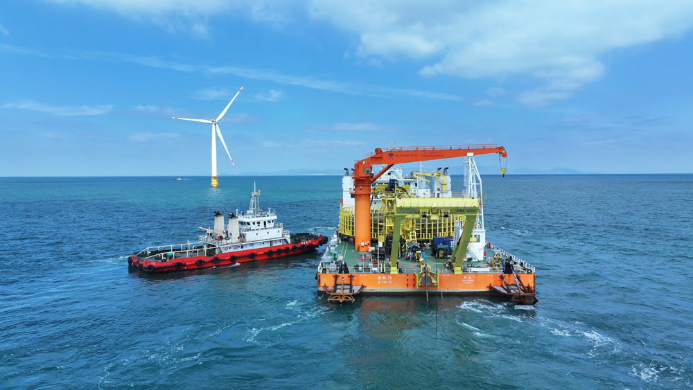 此次敷設(shè)的500千伏海纜卷盤直徑超過30米，重達(dá)1.248萬噸，相當(dāng)于7800余輛家用轎車的重量總和。