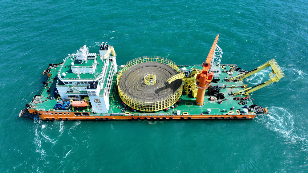 在展放施工中，南方電網(wǎng)廣東電網(wǎng)能源發(fā)展有限公司采用兩艘萬噸級專業(yè)敷纜船分兩段同步進(jìn)行，以提升展放精準(zhǔn)度和作業(yè)效率。