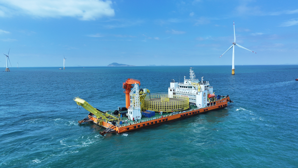 500千伏海纜連接海上風(fēng)電升壓站和陸地集控站，負(fù)責(zé)將總裝機容量達(dá)1000兆瓦的海上風(fēng)電機組發(fā)出的清潔電并入大電網(wǎng)，輸送到千家萬戶。