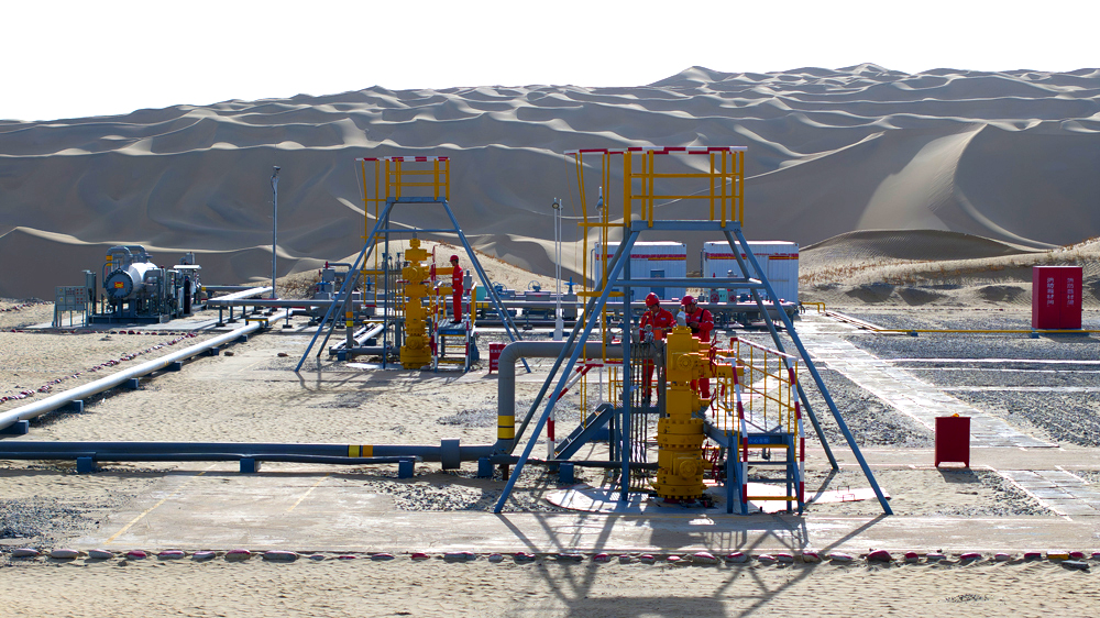 12月9日，塔里木油田塔西南公司全面開展冬季工藝設(shè)備運行的防寒工作，保障百姓冬季用氣穩(wěn)定。圖為和田河油氣運維中心采氣工巡查單井的運行情況。