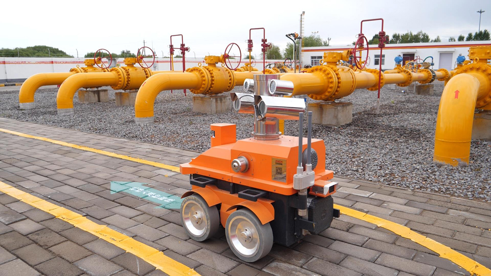 今年以來，長慶油田根據(jù)不同氣井特征進(jìn)行分類優(yōu)化生產(chǎn)、量身定制方案，還依托云端智能措施管控技術(shù)，強(qiáng)化氣田智能管理分析決策。圖為智能巡檢機(jī)器人巡檢。