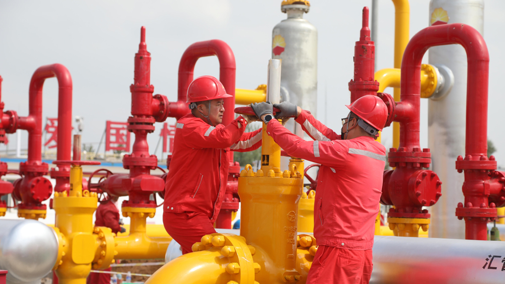 讓人民群眾在寒冷天氣里安心、放心、暖心，是中國石油每個冬供季的頭等大事。今年以來，中國石油加強(qiáng)形勢分析研判，統(tǒng)一安排部署，積極籌措資源，全力以赴做好保供工作。圖為榆林天然氣處理廠崗位員工進(jìn)行閥門開啟操作。