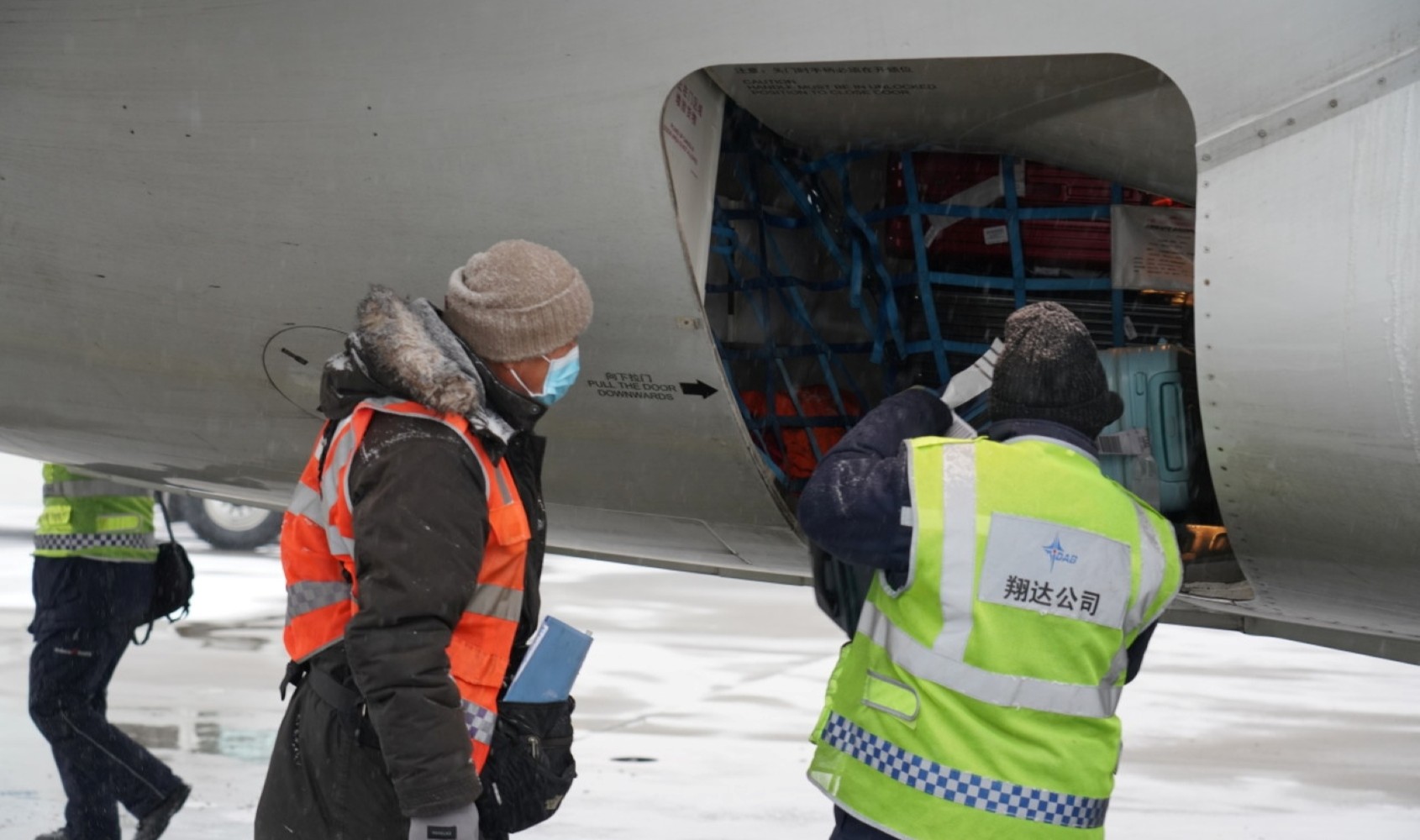 在內蒙古呼和浩特白塔國際機場，中航集團工作人員做好行李監裝監卸工作。