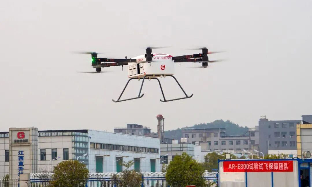 AR-E800是航空工業集團第一款以“商業成功”為核心目標打造的電動垂直起降飛行器產品，自重與載重合計可達800公斤，其最大任務載重量達300公斤，采用了多旋翼構型和模塊化設計。湯向偉 攝