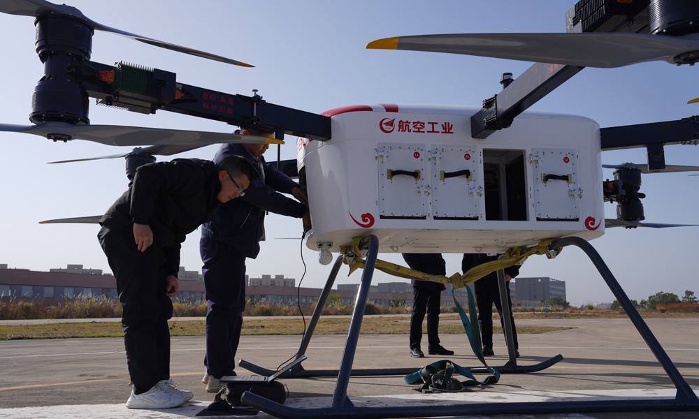 AR-E800核心亮點在于擁有一個可快速拆卸的多功能貨艙，使無人機能靈活地在“腹內帶貨”與“外部吊掛”兩種運輸模式間切換。既可以向高山基站運輸設備、在復雜地形進行工程作業，還能承擔景區物資保障、應急物資投送等任務。湯向偉 攝