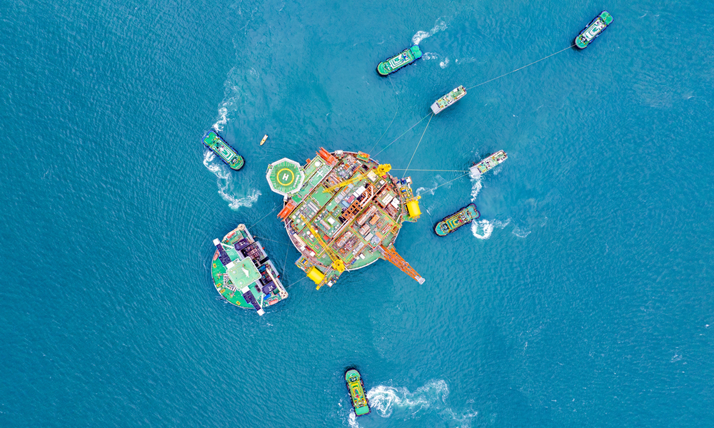 5月24日，由我國自主設計建造的亞洲首艘圓筒型“海上油氣加工廠”——“海葵一號”在廣東省珠江口大嶼山錨地完成浮卸作業，為我國首個深水油田二次開發項目年內投產奠定基礎。據悉，“海葵一號”浮卸完成后，將由港作拖輪拖至錨地開闊水域。