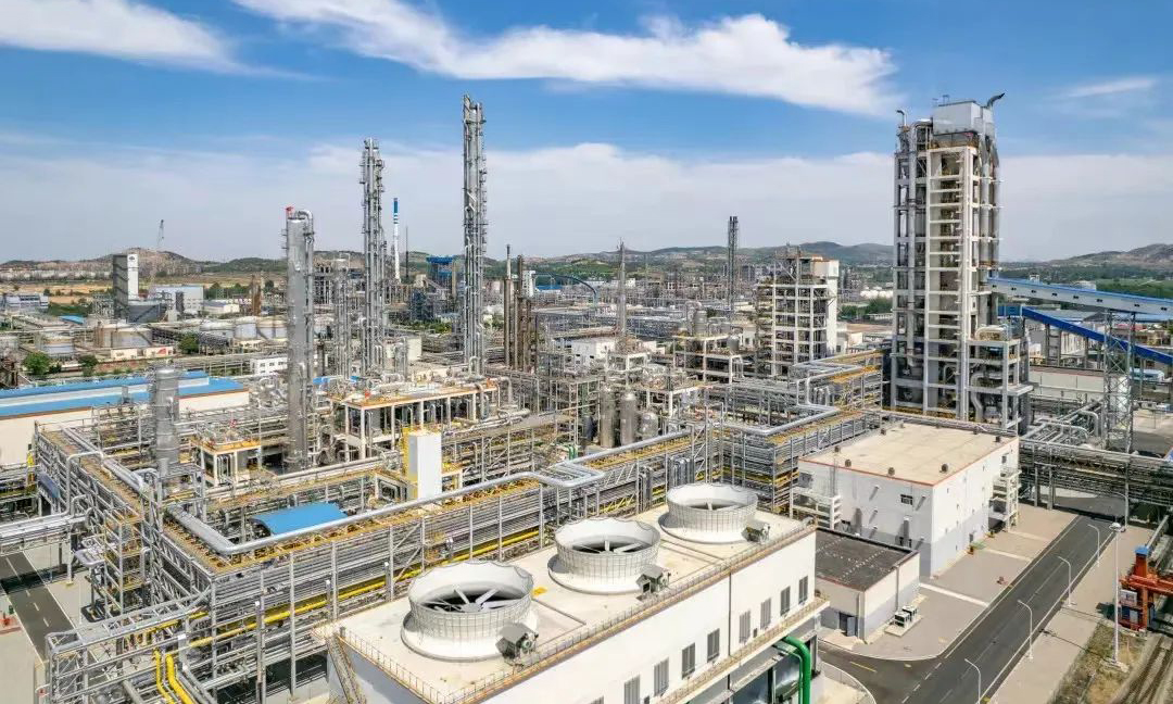 魯南化工項目是己內酰胺的強鏈工程，也是OMB粉煤加壓氣化技術的工業化示范裝置，項目的一次性順利投產將實現低階煤的提級利用，填補我國在劣質原料煤氣化技術領域的空白，對化工裝置原料煤的升級利用、清潔高效生產具有積極意義。