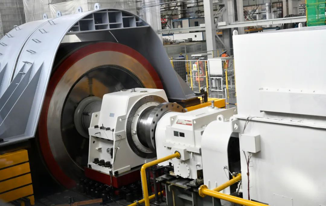 變速抽水蓄能機組以靈活、穩定、快速響應等運行優勢，成為行業關注的焦點。東方電氣集團自2013年起，就錨定攻克變速抽水蓄能機組研制最難啃的“硬骨頭”——轉子動態穩定性關鍵研究難題，通過新的技術路線設計開發、大量研究試驗、優化改進以及產品制造全過程的創新，最終確保了轉子性能全面滿足工程應用要求。此外，還攻克了變速抽水蓄能機組水泵水輪機水力開發、機組過渡過程等“卡脖子”難題，取得了一系列重要成果。