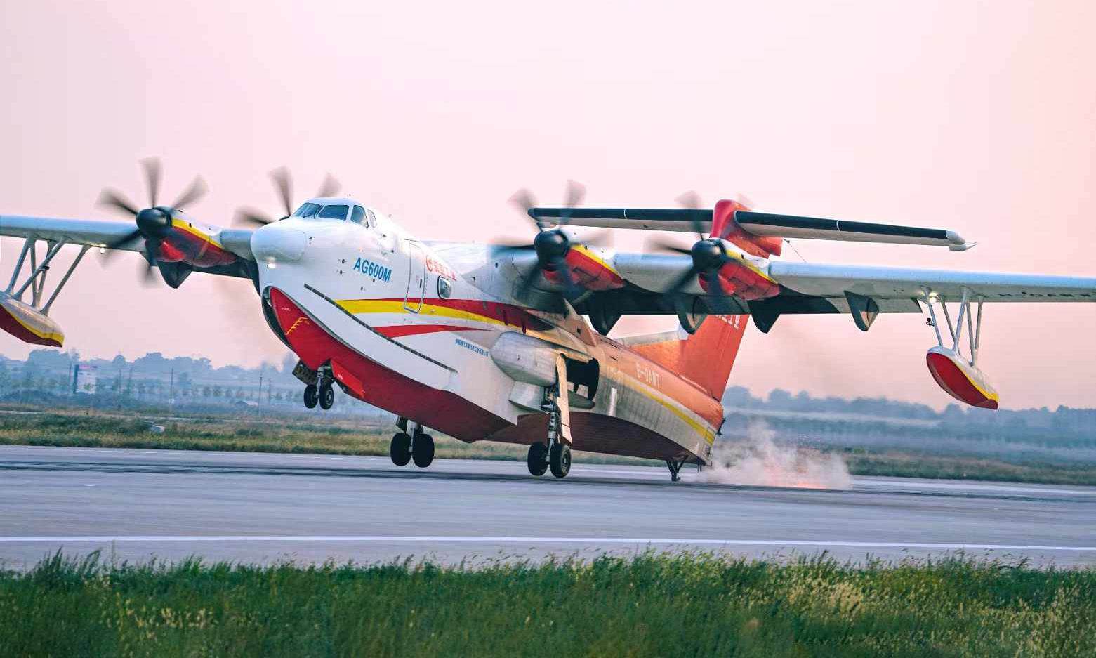 近日，由航空工業(yè)自主研制的大型滅火/水上救援水陸兩棲飛機(jī)“鯤龍”AG600最小離地速度表明符合性試飛在陜西蒲城順利完成。