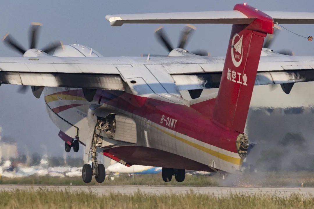 最小離地速度表明符合性試飛的圓滿完成，代表著AG600飛機(jī)最高試飛風(fēng)險(xiǎn)的失速特性、顫振、空中最小操縱速度、地面最小操縱速度和最小離地速度試飛科目已經(jīng)全部攻克，為后續(xù)審定試飛的安全和取證奠定了堅(jiān)實(shí)基礎(chǔ)。
