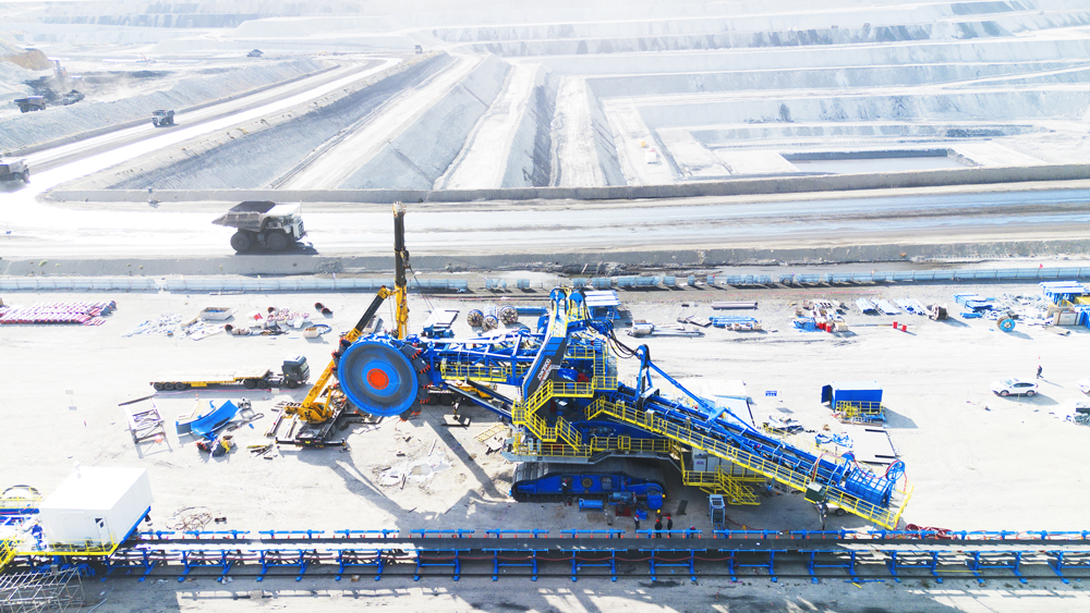 在組裝現(xiàn)場，國產(chǎn)化首臺(tái)套純電驅(qū)動(dòng)大切割力緊湊型輪斗挖掘機(jī)一次性通過設(shè)備各執(zhí)行機(jī)構(gòu)試運(yùn)轉(zhuǎn)。該設(shè)備由中國煤炭科工集團(tuán)所屬沈陽設(shè)計(jì)院自主研制，理論挖掘能力為每小時(shí)3900立方米，線切割力達(dá)200千牛每米，同等規(guī)格設(shè)備中，處于國際領(lǐng)先水平。輪斗是連續(xù)采煤成套裝備的核心裝備，該設(shè)備的投入使用徹底扭轉(zhuǎn)我國露天礦連續(xù)工藝核心裝備依賴進(jìn)口的局面，是我國露天開采領(lǐng)域的國之大器。