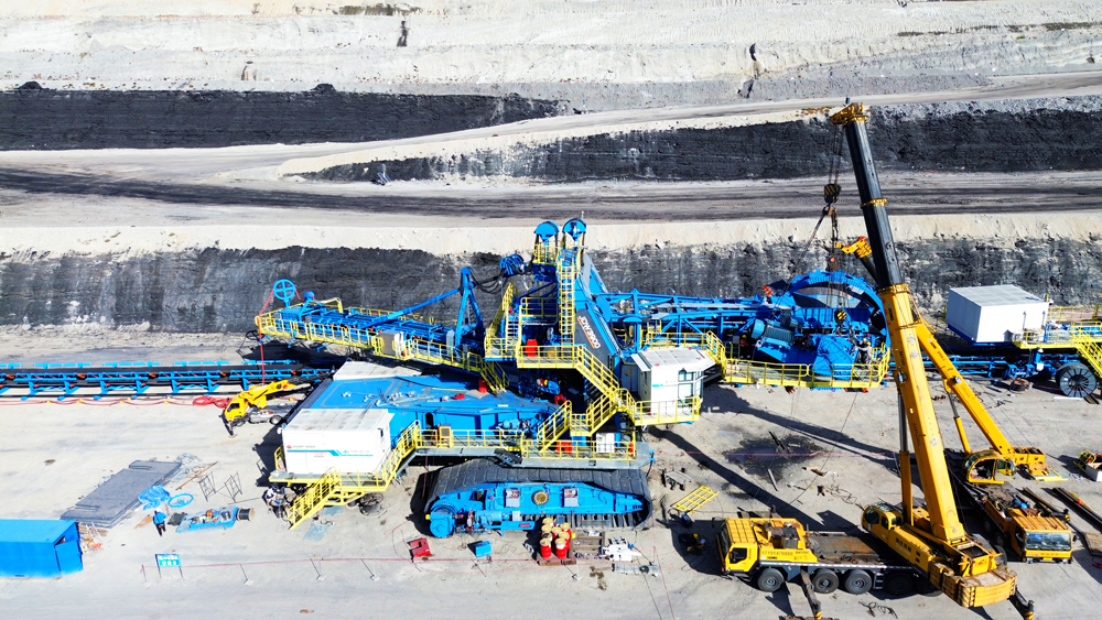 中國煤炭科工集團(tuán)自主研發(fā)的斗齒切割軟巖破碎機(jī)理模型，精確預(yù)測輪斗挖掘機(jī)在開采過程中的切割阻力，確保輪斗挖掘機(jī)在嚴(yán)寒條件下依然保持高效開采。獨(dú)創(chuàng)斗齒排布設(shè)計(jì)方法，突破傳統(tǒng)理論局限，優(yōu)化斗齒切割參數(shù)，使其在整個(gè)挖掘過程中始終保持最佳受力狀態(tài)。大幅降低了挖掘阻力，減少了斗齒磨損成本，填補(bǔ)了國內(nèi)輪斗挖掘機(jī)鏟斗及斗齒設(shè)計(jì)的理論空白，為企業(yè)帶來更多效益。 