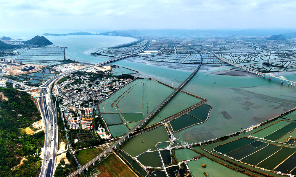 長沙灣跨海特大橋緊鄰出海口，潮汐頻繁，潮差流速大，水文條件復(fù)雜，且易受臺風(fēng)、雷暴、高溫、強對流等惡劣天氣影響，施工難度大、安全風(fēng)險高。建設(shè)過程中，項目團隊不斷優(yōu)化施工方案，采用正裝結(jié)構(gòu)分析預(yù)測進行連續(xù)梁線型控制仿真分析，采用自動化測溫系統(tǒng)等智能手段進行實時監(jiān)控量測，并在現(xiàn)場增設(shè)專職測量和技術(shù)管理人員，對梁段標高、環(huán)境溫度、混凝土配合比等進行跟蹤觀測和適時調(diào)整，最終實現(xiàn)了主跨精準合龍。