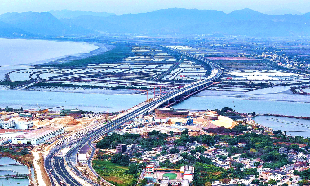 據(jù)悉，深汕西高速改擴建項目建成通車后，將有效提升國家公路大通道的通行能力和服務(wù)水平，推動深汕特別合作區(qū)及粵港澳大灣區(qū)的經(jīng)濟發(fā)展和產(chǎn)業(yè)升級，助力深圳建設(shè)中國特色社會主義先行示范區(qū)、構(gòu)建廣東省“一核一帶一區(qū)”區(qū)域發(fā)展新格局。