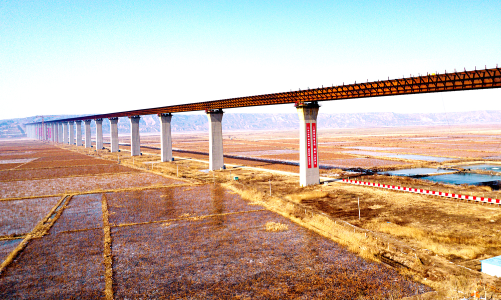 臨猗黃河大橋及引線工程起于山西省運城市萬榮縣，終于陜西省渭南市合陽縣，全長5427米，是連接晉、陜兩省的12座公路橋梁中投資規模最大、橋梁長度最長的黃河公路大橋。臨猗黃河大橋主橋全長3816米，寬26米，采用等截面連續鋼箱組合梁，基本跨徑為128米，共30跨，從山西、陜西兩側頂推平臺對向頂推施工，連續頂推重量達2.9萬噸，采用大跨度整幅橋核心箱組合梁多點頂推施工，頂推精度要求高、施工難度大。中鐵工業主要承接主橋第二聯（陜西側）鋼結構、檢修機構箱軌道、附屬結構共計約3.03萬噸的工程量。