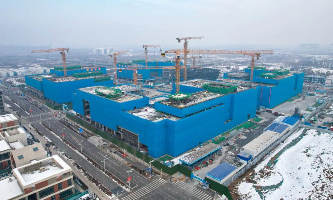 由中建二局承建的國家電網(wǎng)能源互聯(lián)網(wǎng)產(chǎn)業(yè)雄安創(chuàng)新中心項(xiàng)目，總建筑面積約19.8萬平方米，包含4棟產(chǎn)業(yè)科研樓、1棟會議展示中心。該項(xiàng)目是雄安新區(qū)首個(gè)全智慧園區(qū)和直流零碳建筑，建成后將成為國際領(lǐng)先的新興產(chǎn)業(yè)創(chuàng)新中心，服務(wù)“雙碳”示范中心和創(chuàng)新成果展示中心，助力雄安新區(qū)搶占能源互聯(lián)網(wǎng)科技制高點(diǎn)，構(gòu)建現(xiàn)代產(chǎn)業(yè)體系，打造國際領(lǐng)先的零碳園區(qū)和能源互聯(lián)網(wǎng)技術(shù)策源地。