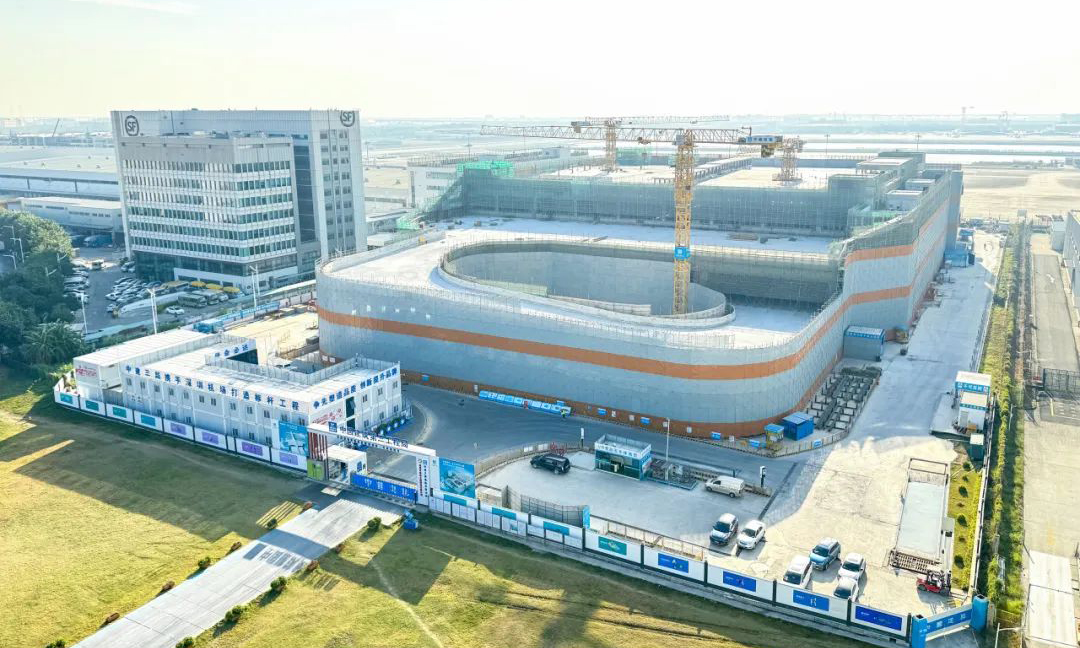 深圳機(jī)場東區(qū)國際快件一號貨站項(xiàng)目由中建三局承建，是深圳機(jī)場“十四五”規(guī)劃的重點(diǎn)物流設(shè)施。項(xiàng)目總建筑面積約為6.5萬平方米，致力于打造高效、綠色、安全、產(chǎn)業(yè)鏈協(xié)同發(fā)展的國內(nèi)航空物流業(yè)標(biāo)桿，該項(xiàng)目建設(shè)作為深圳機(jī)場提升服務(wù)品質(zhì)，優(yōu)化航線布局重要戰(zhàn)略的關(guān)鍵一環(huán)，建成后預(yù)計(jì)貨物吞吐量20萬噸每年，助力深圳機(jī)場提升現(xiàn)代化綜合承運(yùn)能力。