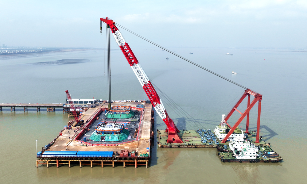 近日，隨著重達718噸的鋼塔節(jié)段精準(zhǔn)落位，中國中鐵旗下中鐵工業(yè)參建的世界最大跨度、最高索塔懸索橋——張靖皋長江大橋主塔首節(jié)段成功吊裝。