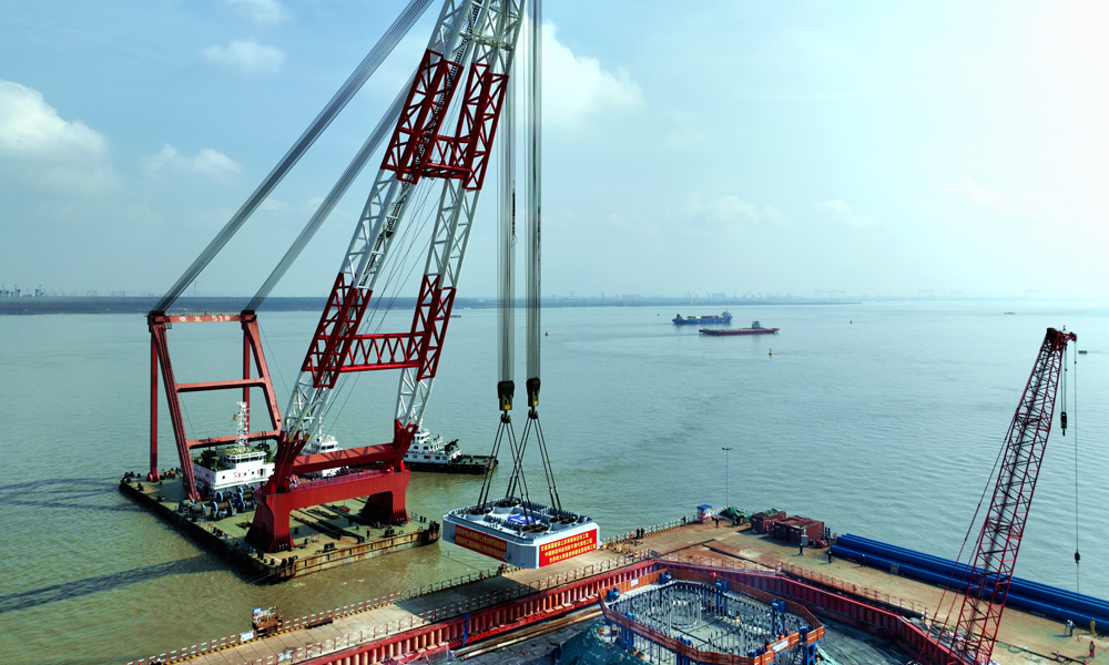 張靖皋長江大橋起自南通市如皋市石莊鎮(zhèn)西側(cè)與滬陜高速公路交叉處，止于蘇州市張家港疏港高速公路晨陽互通，線路全長約30公里。大橋主塔高350米，建成后將成為世界最高懸索橋索塔，采用鋼箱-鋼管混凝土約束組合體系，為世界首創(chuàng)，包含上、中、下塔柱，共劃分為30個節(jié)段，鋼箱內(nèi)設(shè)4根直徑3.6米鋼管約束混凝土柱，通過腹板、橫隔板與鋼箱形成整體，用鋼量約3.4萬噸。