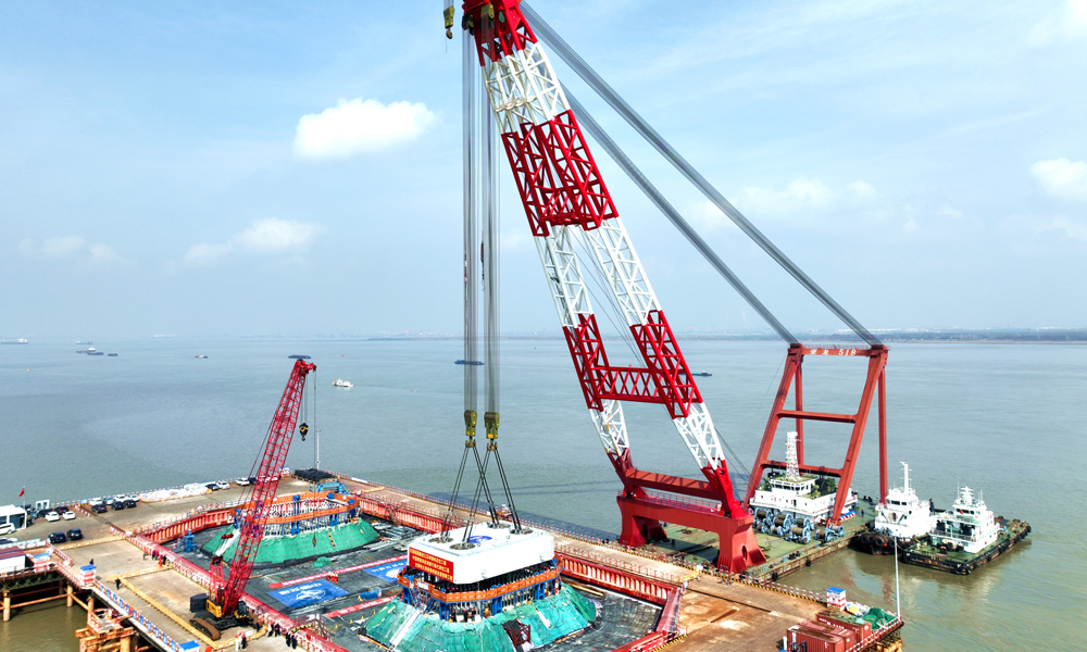 據(jù)悉，張靖皋長江大橋的建設(shè)將實現(xiàn)超大跨度懸索橋主纜自平衡結(jié)構(gòu)體系等六項“世界首創(chuàng)”、最長高強度主纜等六個“世界之最”。大橋建成后，對于落實長三角區(qū)域一體化發(fā)展和長江經(jīng)濟帶發(fā)展國家戰(zhàn)略、優(yōu)化長江干線過江通道布局、完善區(qū)域路網(wǎng)布局、促進跨江融合發(fā)展、建設(shè)高水平揚子江城市群等具有重要意義。