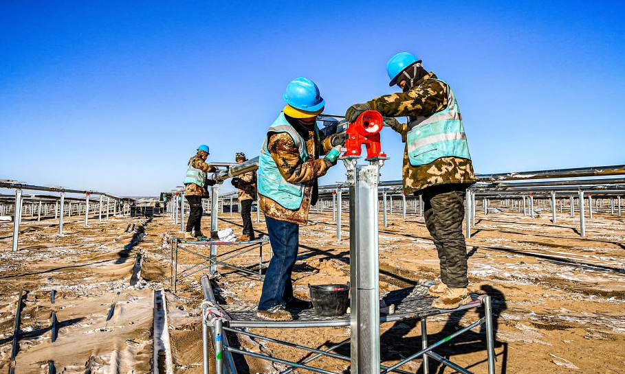 施工人員將平單軸安裝在H型方鋼支架上，這是此型號支架在國內首次大范圍應用，H型方鋼支架直徑小、無需引孔打樁。