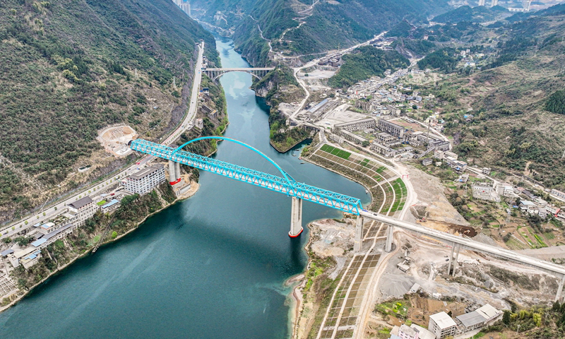 目前，由中鐵大橋局承建的渝湘高鐵清水坪烏江特大橋建設項目進入收尾階段，現場工人們正在有序開展局部檢測和施工，為渝湘高鐵重慶至黔江段進入下一階段的鋪軌施工奠定基礎。圖為3月16日拍攝的建設中的渝湘高鐵清水坪烏江特大橋（無人機照片）。新華社記者 唐奕 攝