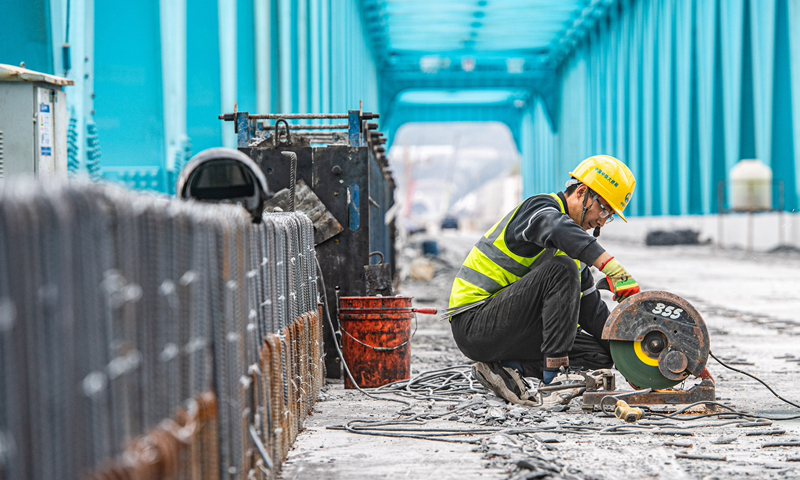 渝湘高鐵重慶至黔江段是我國“八縱八橫”高速鐵路網中廈渝通道的重要組成部分。項目建成后，將填補渝東南武陵山區城鎮群高鐵空白，重慶黔江至主城區的旅行時間將從現在的4小時縮短至1小時以內。圖為3月16日，工人在渝湘高鐵清水坪烏江特大橋建設現場施工作業。新華社記者 唐奕 攝