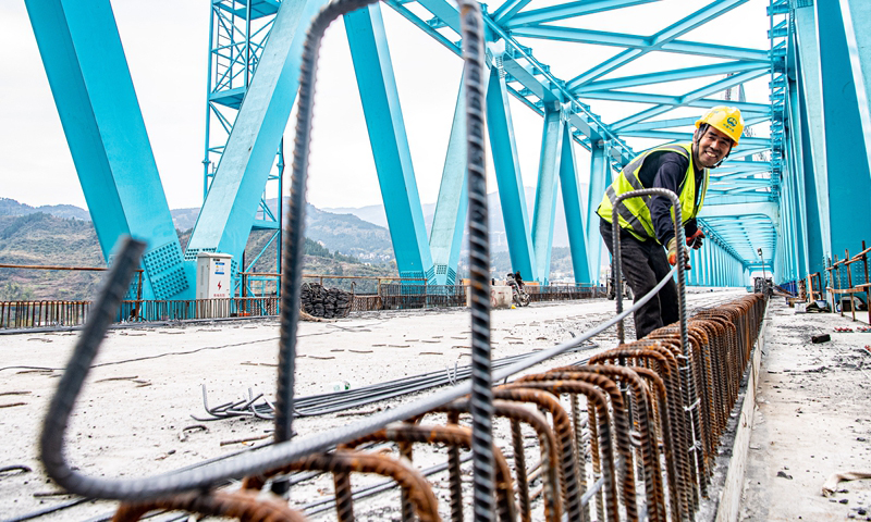 3月16日，工人在渝湘高鐵清水坪烏江特大橋建設現場施工作業。新華社記者 唐奕 攝