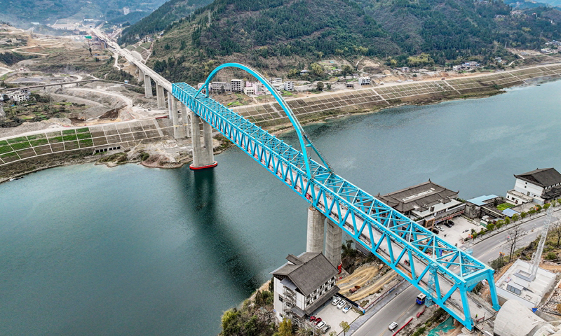 3月16日拍攝的建設中的渝湘高鐵清水坪烏江特大橋（無人機照片）。新華社記者 唐奕 攝